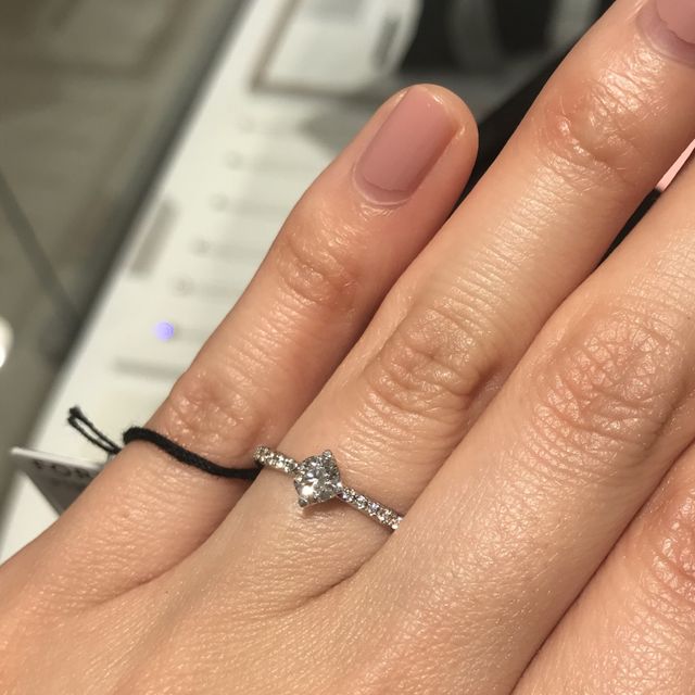 【FOREVERMARK(フォーエバーマーク)の口コミ】 プラチナの指輪で、センターに0,4カラットのダイヤモンド、リングの周囲に…