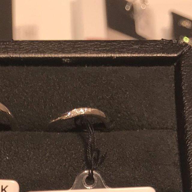 【FOREVERMARK(フォーエバーマーク)の口コミ】 プラチナで、ウエーブのデザインに、センターに小さなダイヤモンドが並ん…