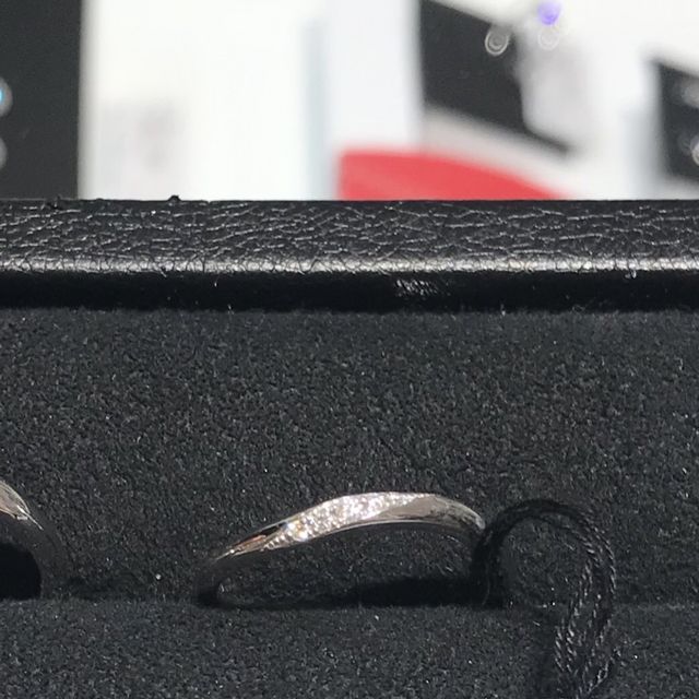 【FOREVERMARK(フォーエバーマーク)の口コミ】 プラチナで、ウエーブのデザインに、センターに小さなダイヤモンドが並ん…