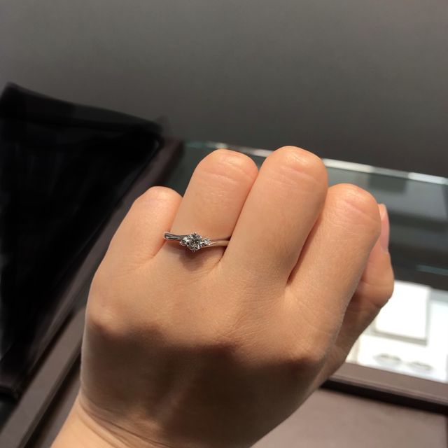 【アイプリモ(I-PRIMO)の口コミ】 ダイヤモンドの大きさは大きすぎず、小さくもなく、それでいて存在感があ…