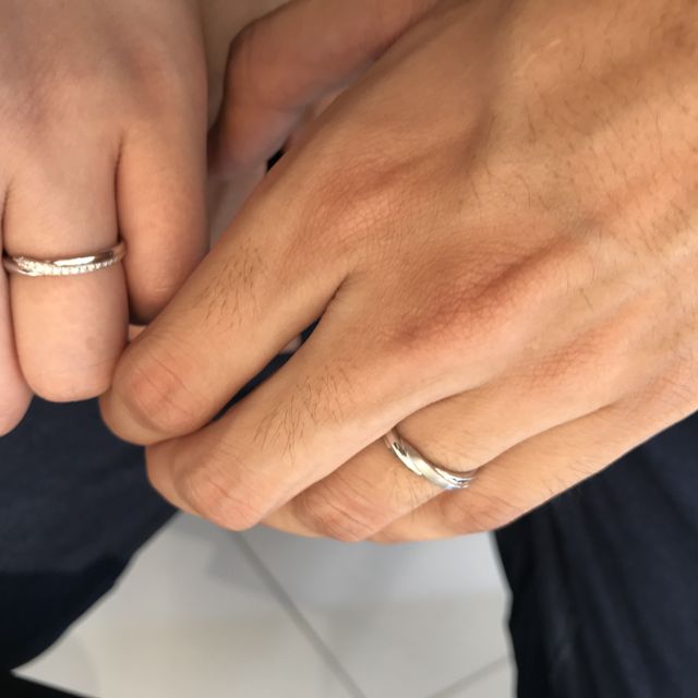 【エクセルコダイヤモンド(EXELCO DIAMOND)の口コミ】 デザインが他のお店と違って魅力的でした！
ウェーブとダイヤモンドのバラ…