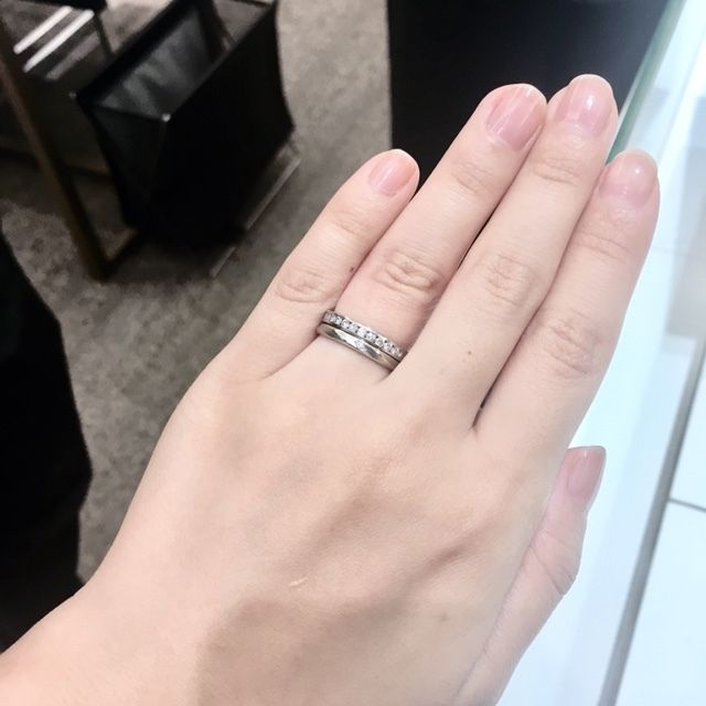 【ROYAL ASSCHER(ロイヤル・アッシャー)の口コミ】 ロイヤルアッシャーのハーフエタニティの婚約指輪との重ね付け前提で探し…