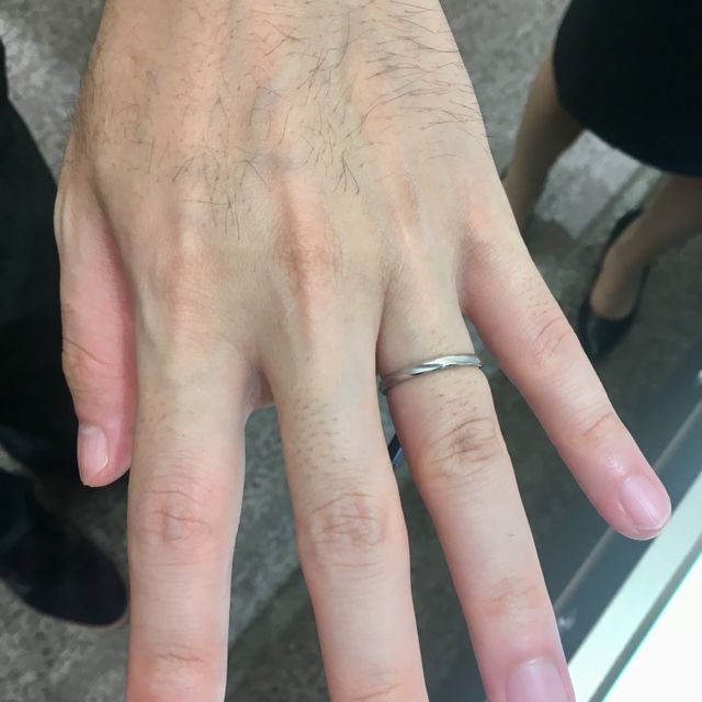 【ROYAL ASSCHER(ロイヤル・アッシャー)の口コミ】 ロイヤルアッシャーのハーフエタニティの婚約指輪との重ね付け前提で探し…