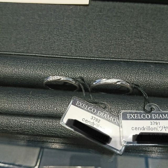 【エクセルコダイヤモンド(EXELCO DIAMOND)の口コミ】 この指輪はストレートデザインで斜めにダイヤモンドが入っているタイプで…