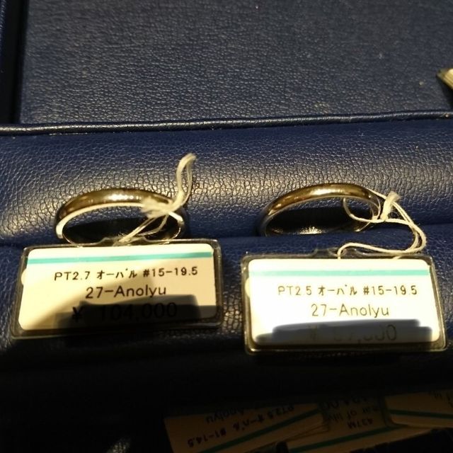 【銀座ダイヤモンドシライシの口コミ】 この指輪はストレートデザインで、ダイヤモンドも特に入っていない、シン…