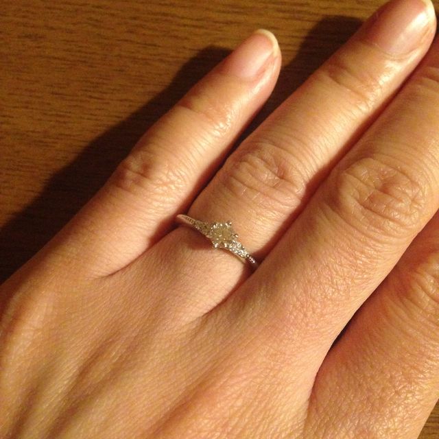 【エクセルコダイヤモンド(EXELCO DIAMOND)の口コミ】 ダイヤモンドが1つではなく、その周りにもあしらわれているところが気に入…