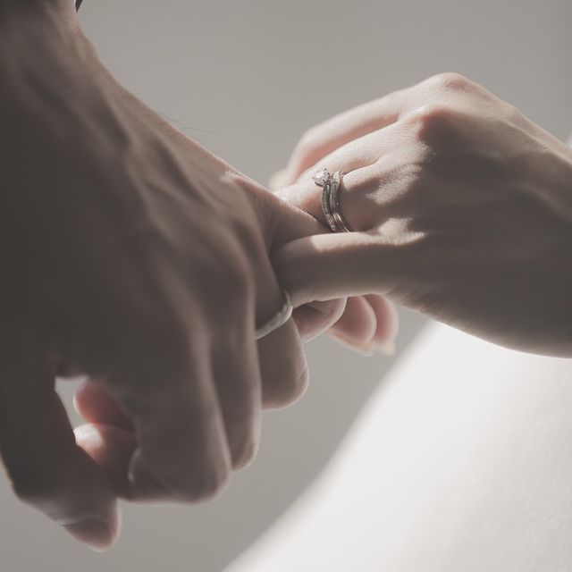 【銀座ダイヤモンドシライシの口コミ】 V字かひねりデザインで小さなダイヤがキラキラする結婚指輪+婚約指輪と馴…