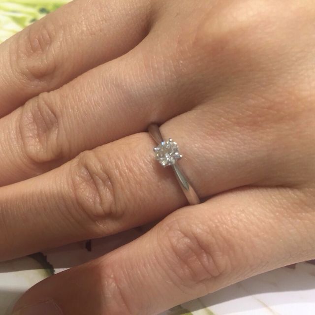 【CAFERING(カフェリング)の口コミ】 デザインは婚約指輪らしい一つ石のシンプルな感じが気になりました。
私の…