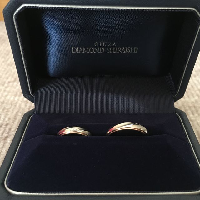 【銀座ダイヤモンドシライシの口コミ】 婚約指輪との重ね付けを意識して、女性用には小さなダイヤモンドが入って…