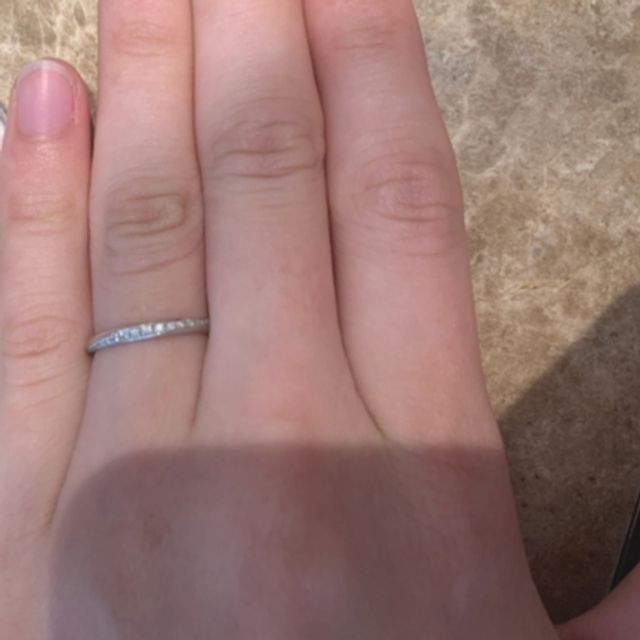 【ENUOVE(イノーヴェ)の口コミ】 リングの幅が細めに造られており指が綺麗に見えると思いますし、斜めに配…