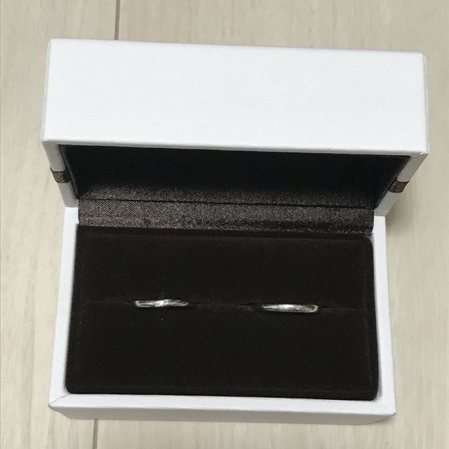 【アイプリモ(I-PRIMO)の口コミ】 婚約指輪と重ね付けを前提として選びました。
婚約指輪がウェーブしている…