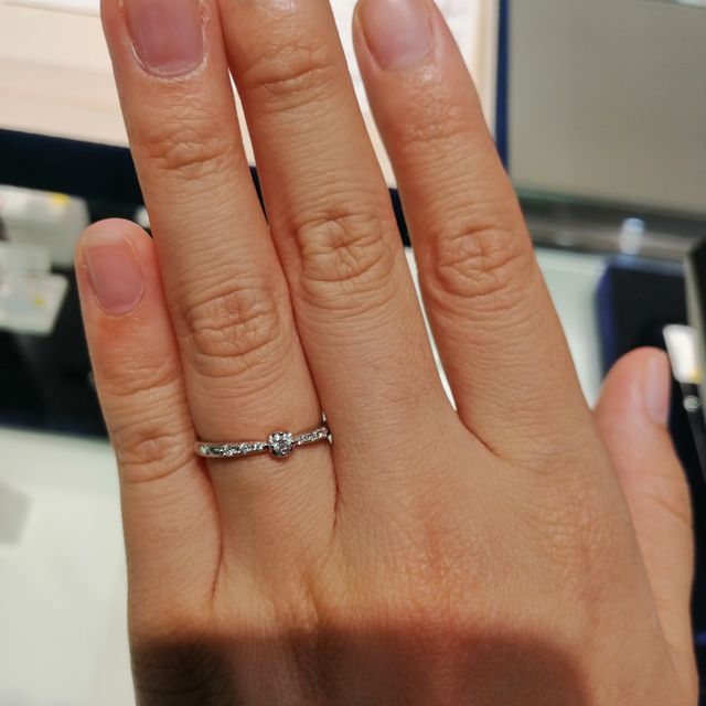 【ヴァンドーム青山(VENDOME AOYAMA)の口コミ】 大きすぎず小さすぎないダイヤモンドがさりげなく中央についており、華奢…