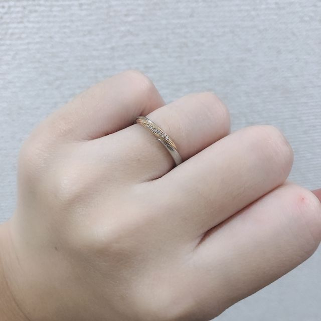 【4℃ BRIDAL(ヨンドシーブライダル)の口コミ】 真ん中にストーンの入ってる指輪を探していました！
その中であんまり指輪…