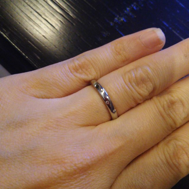 【Ponte Vecchio(ポンテヴェキオ)の口コミ】 メレダイヤがついており、指が綺麗に見えるボリュームとシンプルなデザイ…