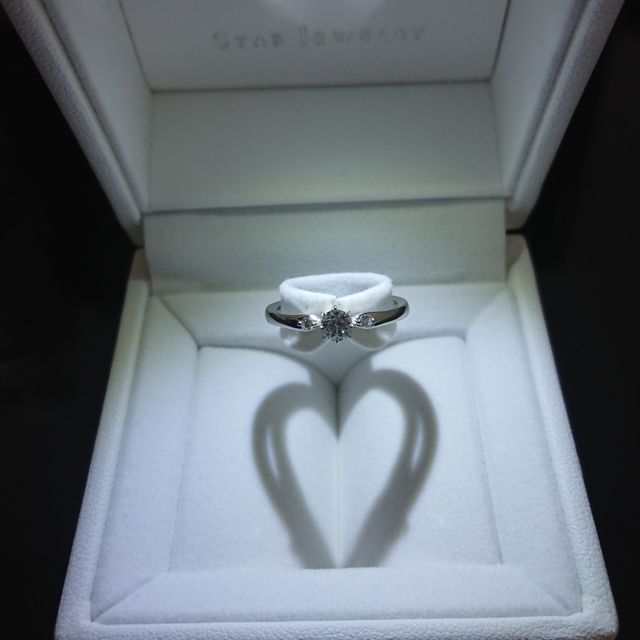 【STAR JEWELRY(スタージュエリー)の口コミ】 最初に婚約指輪を見せてくださいと言った際に、色々な種類を見ましたが納…
