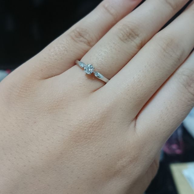 【STAR JEWELRY(スタージュエリー)の口コミ】 最初に婚約指輪を見せてくださいと言った際に、色々な種類を見ましたが納…