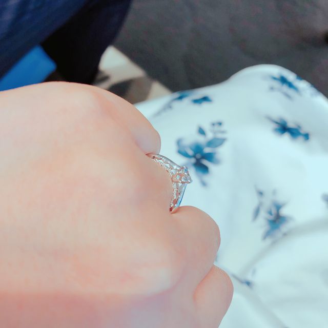 【エクセルコダイヤモンド(EXELCO DIAMOND)の口コミ】 横から見た形が王冠の形というところに惹かれてこの指輪にしました！！！…