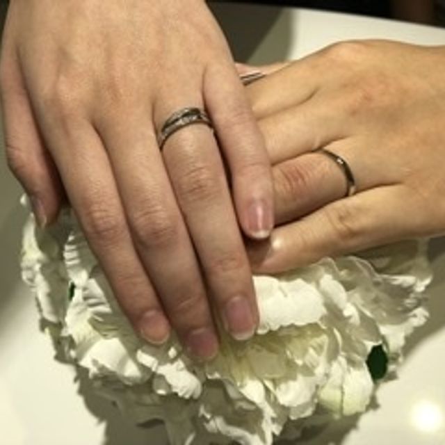 【4℃ BRIDAL(ヨンドシーブライダル)の口コミ】 結婚指輪ふシンプルで、ダイヤがついているのが欲しかった。王道の3石が横…