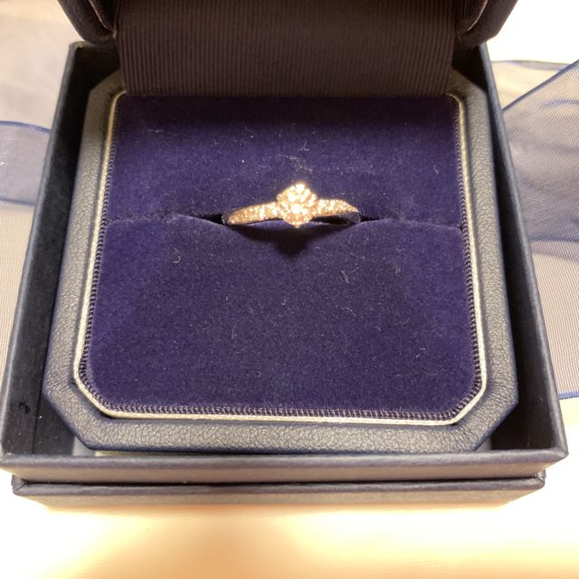 【銀座ダイヤモンドシライシの口コミ】 手にフィットし、ダイヤモンド一つの指輪よりも、華やかかつ、可愛らしさ…