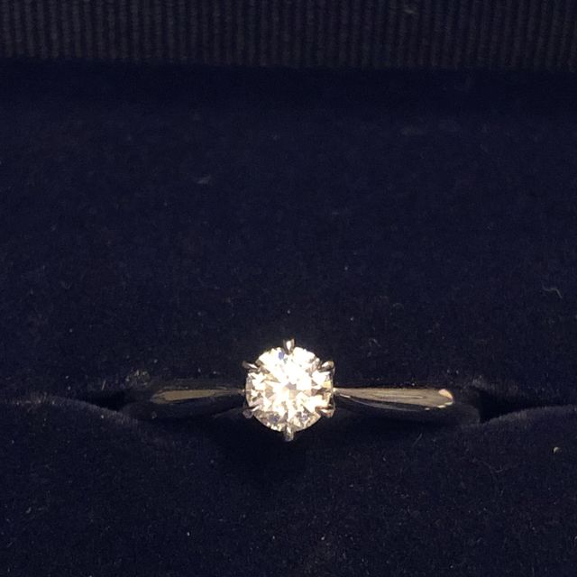 【銀座ダイヤモンドシライシの口コミ】 年齢を重ねても違和感なくつけられるよう、シンプルなデザインを選びまし…