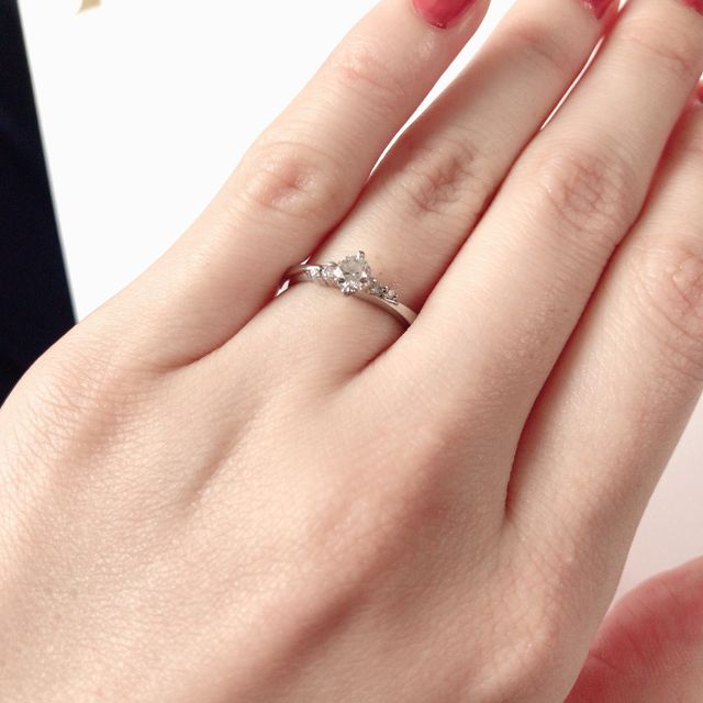 【アイプリモ(I-PRIMO)の口コミ】 ダイヤモンドが程よい存在感です。ある程度ゴージャスで、婚約指輪という…