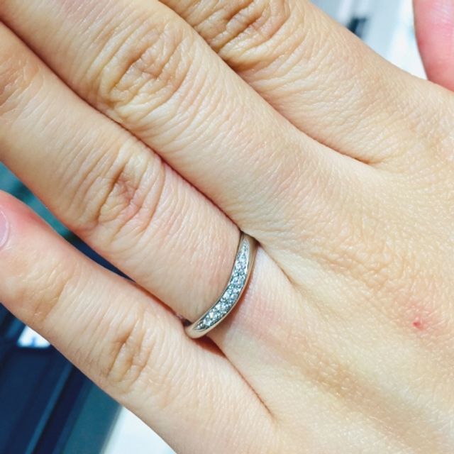 【ROYAL ASSCHER(ロイヤル・アッシャー)の口コミ】 ダイヤモンドが白い輝きで上品なのが魅力です。センターに連なっているタ…