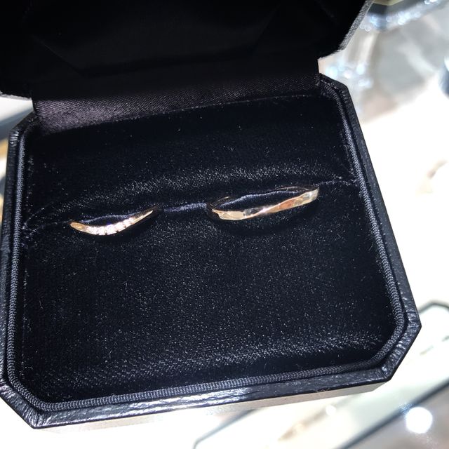 【SIENAROSE(シエナロゼ)の口コミ】 指輪のデザインがとても気に入りました。ダイヤが着いていますが派手じゃ…