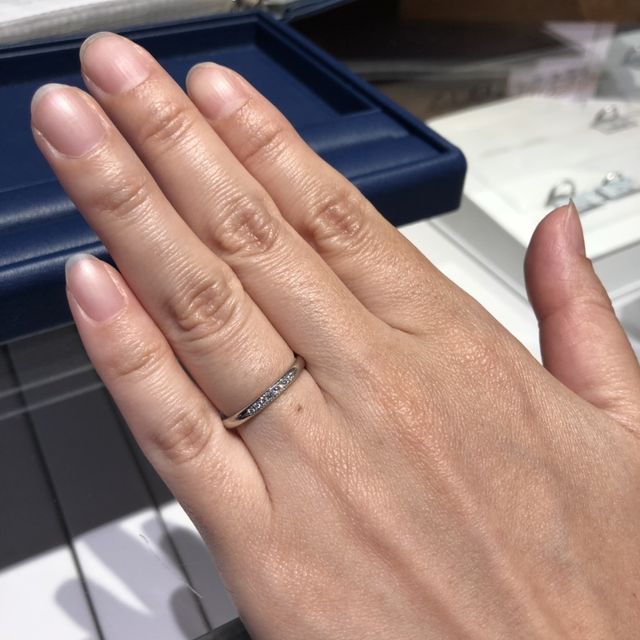 【銀座ダイヤモンドシライシの口コミ】 形はストレートでシンプルだけど、ダイヤの煌めきは欲しかったので気に入…