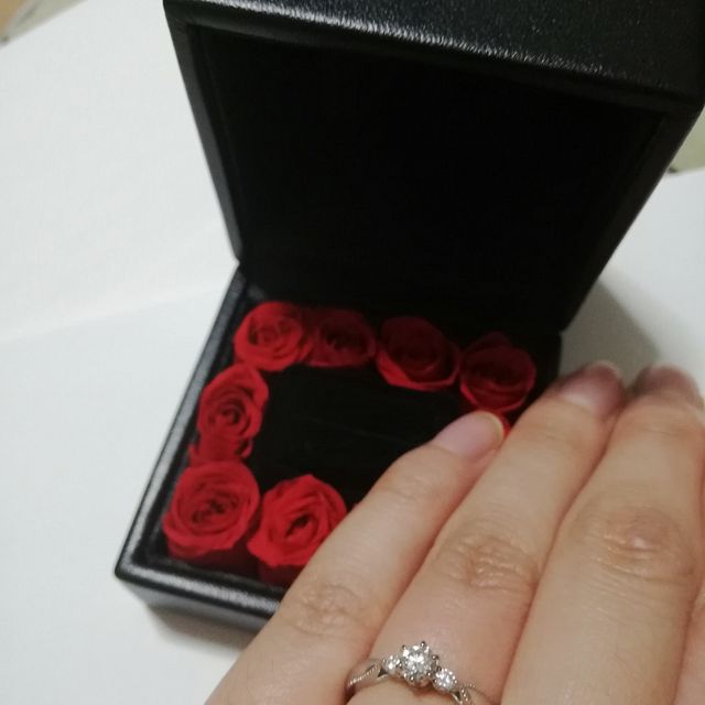 【エクセルコダイヤモンド(EXELCO DIAMOND)の口コミ】 たくさんの指輪を試着させてもらい、一つ一つ比べながら決めました。エリ…