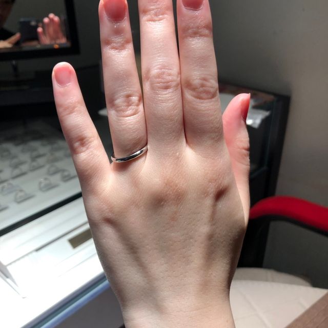 【銀座ダイヤモンドシライシの口コミ】 つけ心地が滑らかでした。手に吸い付くような、長時間つけていても気にな…