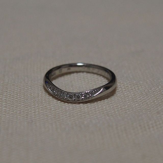 【ROYAL ASSCHER(ロイヤル・アッシャー)の口コミ】 リングがやわらかい「V」の字の形をしていて指がきれいに見え、リングの太…