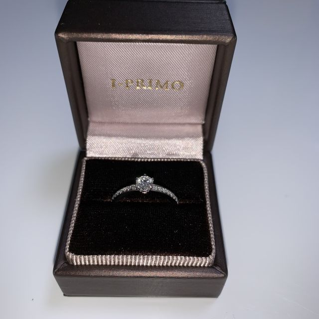 【アイプリモ(I-PRIMO)の口コミ】 指輪を贈る相手の指が華奢なこともあり、指輪も細いものにしました。また…