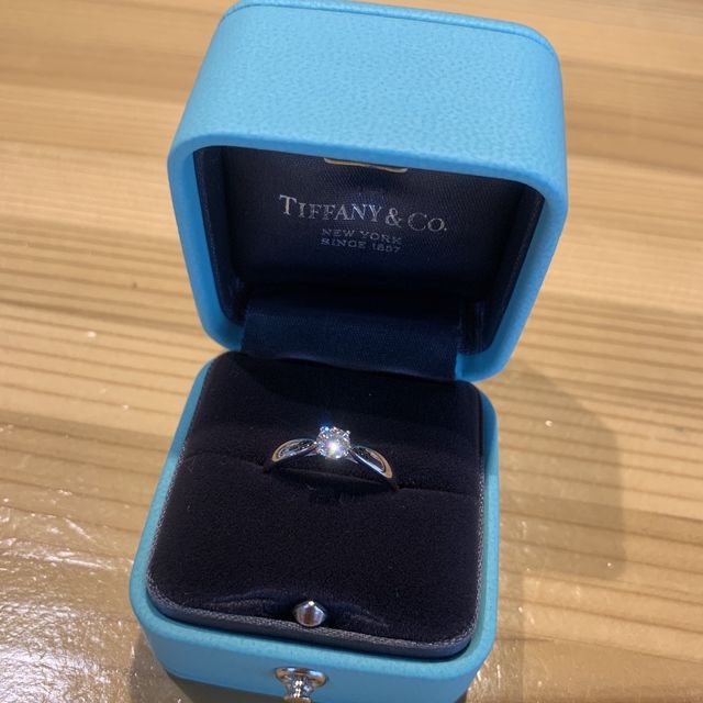 【ティファニー(Tiffany & Co.)の口コミ】 ダイヤモンドの輝きがとても綺麗であること、また中心のダイヤモンドに向…