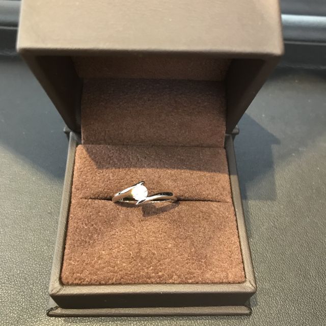 【ジュエリー東京の口コミ】 シンプルすぎないデザインの婚約指輪を探していたところ、色々スタッフさ…