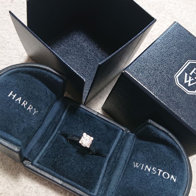 【ハリー・ウィンストン(Harry Winston)の口コミ】 ハリー・ウィンストンのロゴでもあるHとWが土台にあしらわれているが、そ…