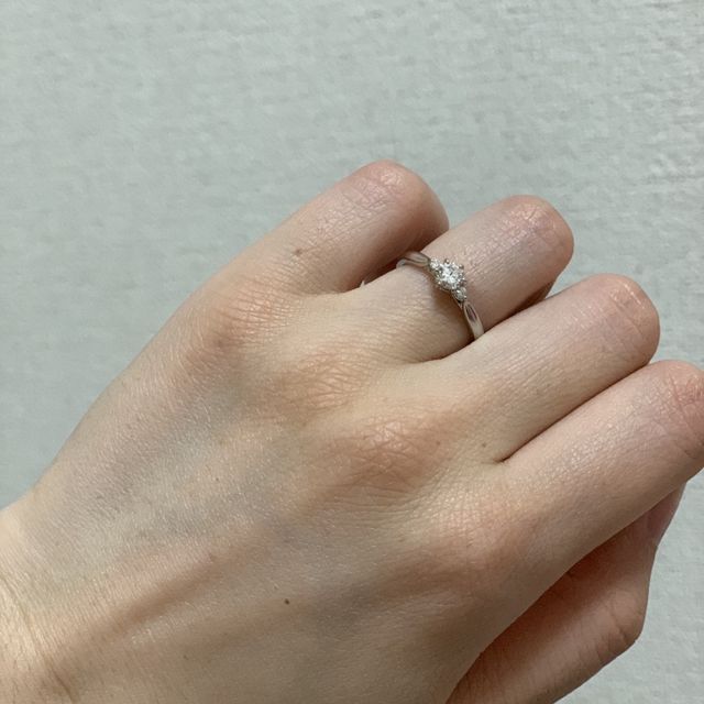 【俄(にわか)の口コミ】 着用した時に、指がとても綺麗に見える指輪だったことと、デザインがとて…