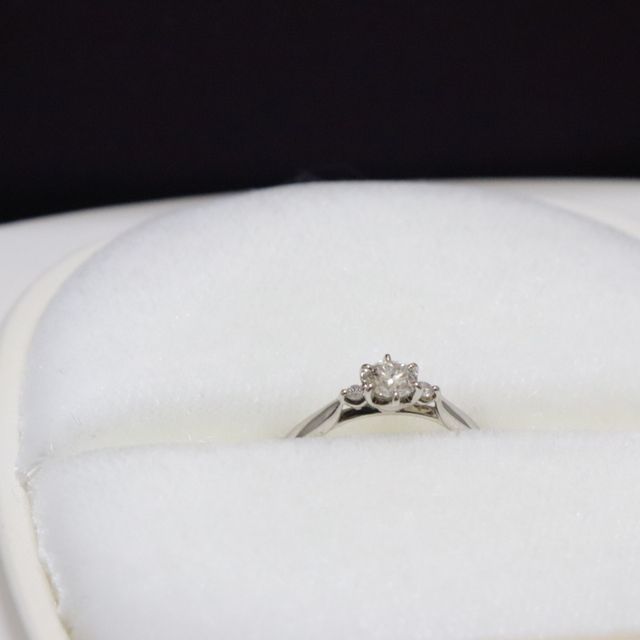 【俄(にわか)の口コミ】 着用した時に、指がとても綺麗に見える指輪だったことと、デザインがとて…