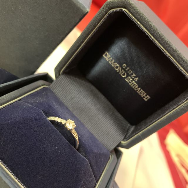 【銀座ダイヤモンドシライシの口コミ】 デザインが素敵で斜めに入ったメレダイヤが綺麗です。
ダイヤが沢山あり、…