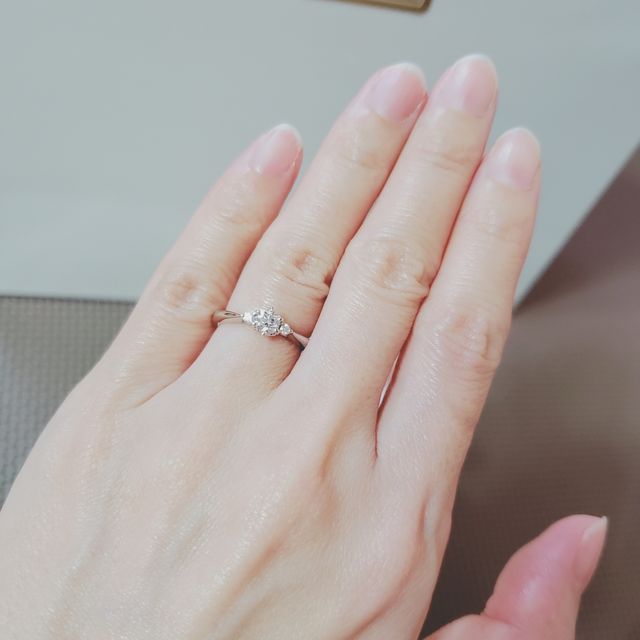 【アイプリモ(I-PRIMO)の口コミ】 試着に行く前は王道の1粒リングで考えていましたが、ポラリスの正面のデザ…