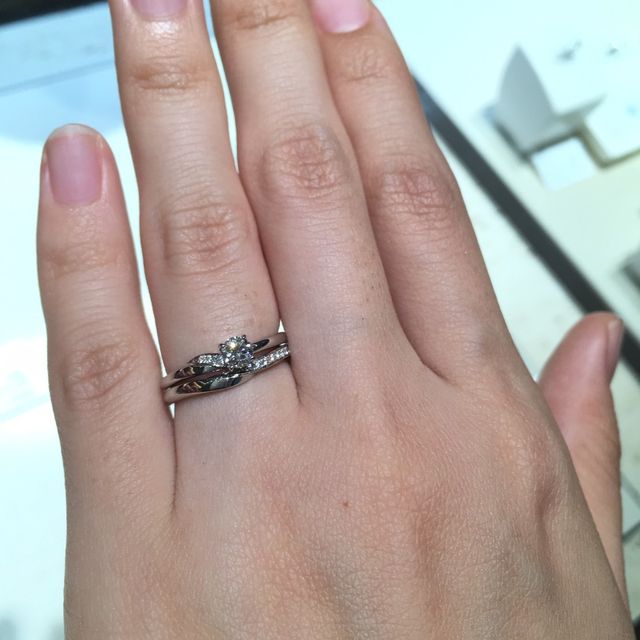 【俄(にわか)の口コミ】 婚約指輪とセットにすると、かなり素敵な印象。
だが、婚約指輪は常につけ…
