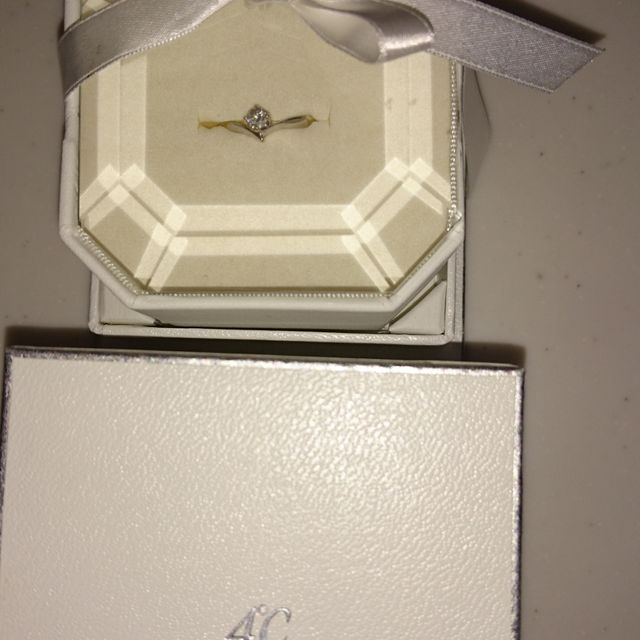 【4℃ BRIDAL(ヨンドシーブライダル)の口コミ】 シンプルなデザインが好きなので、彼に私の好みを伝えて選んでもらいまし…