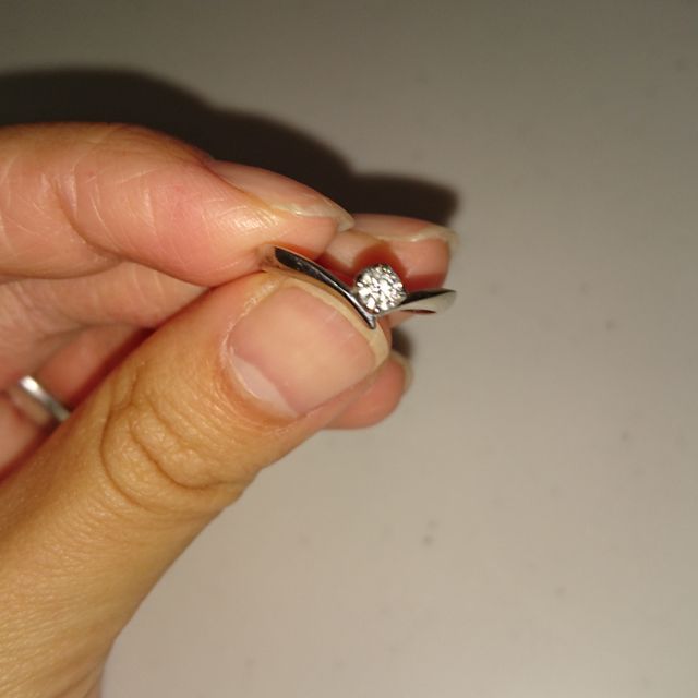 【4℃ BRIDAL(ヨンドシーブライダル)の口コミ】 シンプルなデザインが好きなので、彼に私の好みを伝えて選んでもらいまし…