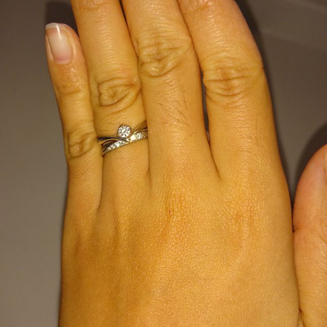 【4℃ BRIDAL(ヨンドシーブライダル)の口コミ】 シンプルなデザインが好きなので、彼に私の好みを伝えて選んでもらいまし…