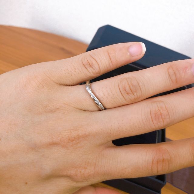 【銀座ダイヤモンドシライシの口コミ】 価格とデザインが一番の決め手でした。指がぽってりしていて真っ直ぐなデ…