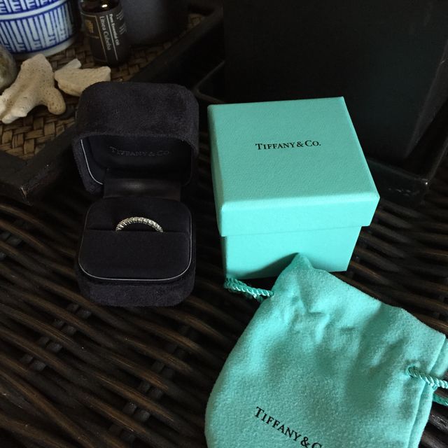 【ティファニー(Tiffany & Co.)の口コミ】 フルサークルなので、くるくる回っても気になりません。
もうひとサイズ大…