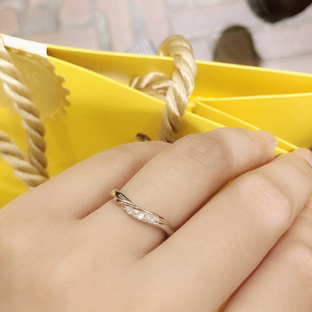 【ケイウノ ブライダル(K.UNO BRIDAL)の口コミ】 まずはデザイン重視で決めました。シルバーの中にピンクゴールドのライン…