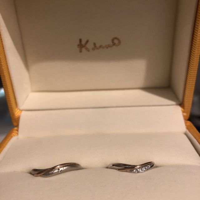 【ケイウノ ブライダル(K.UNO BRIDAL)の口コミ】 まずはデザイン重視で決めました。シルバーの中にピンクゴールドのライン…