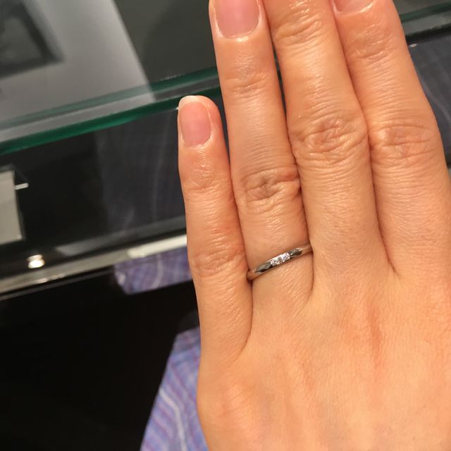 【ラザール ダイヤモンド(LAZARE DIAMOND)の口コミ】 ストレートリングのダイヤが埋め込んである3石で探していましたが、他のお…