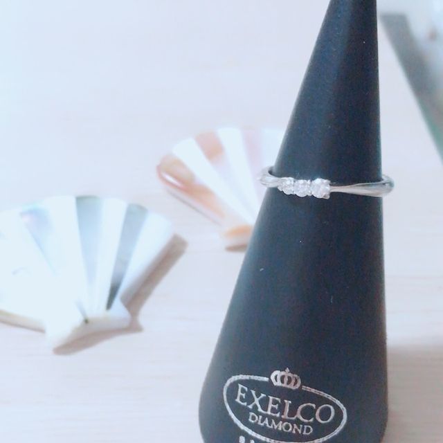 【エクセルコダイヤモンド(EXELCO DIAMOND)の口コミ】 まず、手が華奢な方なので細身のリングであることは絶対条件でした。ダイ…