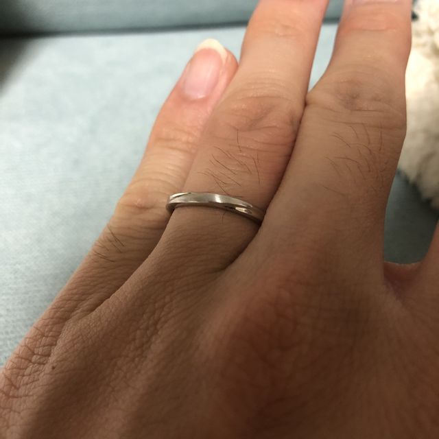 【エクセルコダイヤモンド(EXELCO DIAMOND)の口コミ】 捻りのデザインですが、リング自体はストレートなので飽きがこないと思い…